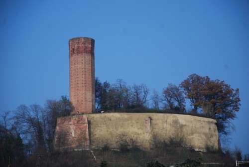 Corneliano d'Alba - la torre medievale decagonale