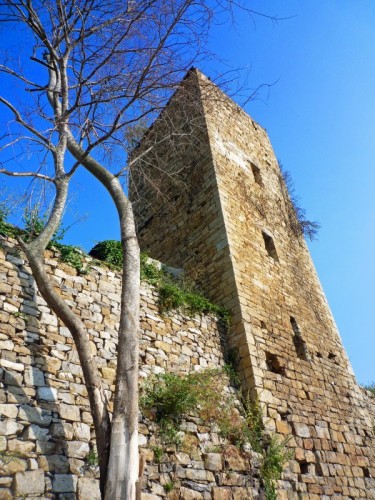 Pontedassio - Torre superstite del castello di Bestagno Pontedassio - Torre superstite del castello di Bestagno