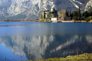 Castel Toblino e il suo lago.