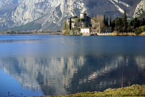 Calavino - Castel Toblino e il suo lago.