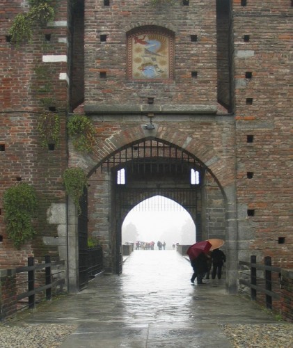Milano - Una porta d'ingresso del castello sforzesco