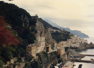 oltre un costone di roccia, all’improvviso Amalfi.