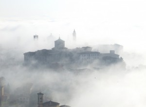 Bergamo emerge dalla nebbia
