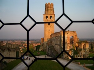 Visione insolita del Castello di San Salvatore