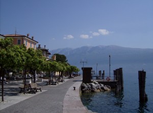 Lungolago di Gargnano con vista su Monte Baldo