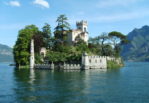 Monte Isola - Castello sull'isola di Loreto vista dal lago