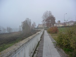 lungo il Po in una grigia giornata d’autunno