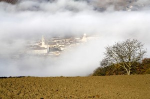 Cagli sotto la nebbia