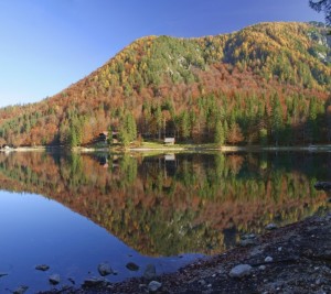 Un angolo panoramico del lago inferiore di Fusine