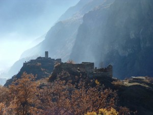 e la nebbia saliva sui castelli di Montjovet e di Chenal