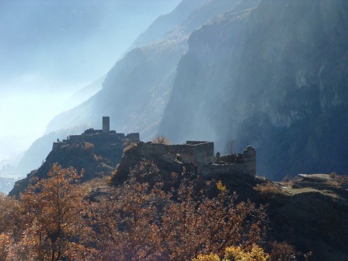 Montjovet - e la nebbia saliva sui castelli di Montjovet e di Chenal