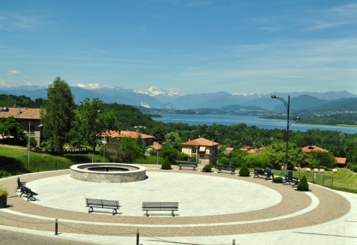 Azzate - Vista del lago di Varese con alle spalle la Svizzera.