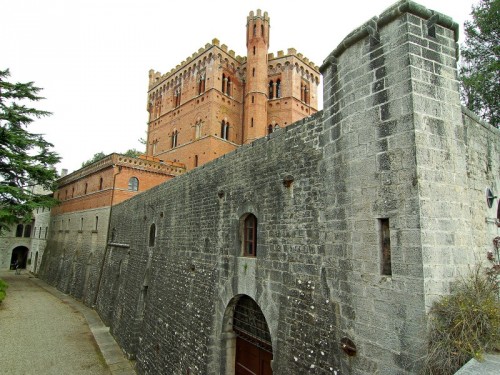 Gaiole in Chianti - Mura perimetrali e castello di Brolio - n.2