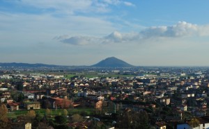 Grumello del Monte con quel cono di Monte Orfano
