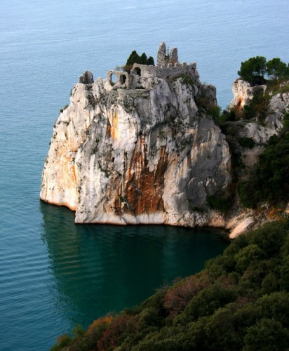 Duino-Aurisina - I ruderi del vecchio castello Duino-Aurisina - I ruderi del vecchio castello
