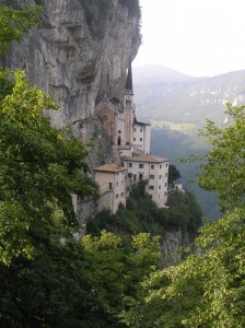 il santuario sul precipizio