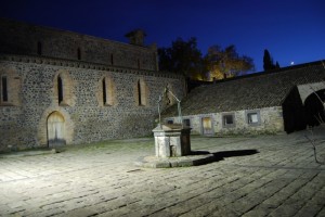 Dal sommo del cielo la luna inonda di luce il suo castello