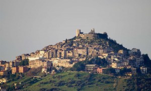 Il castello con il suo borgo