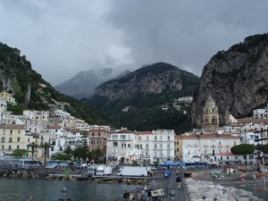 ..a rischio le riprese TV…tempesta in arrivo su Amalfi…