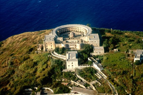 Ventotene - Santo Stefano e il carcere Borbonico Ventotene - Santo Stefano e il carcere Borbonico