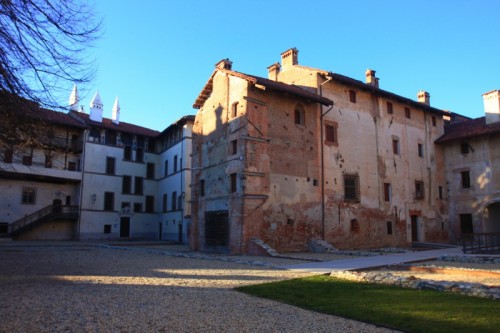 Lagnasco - Castello Tapparelli d'Azeglio (cortile interno)