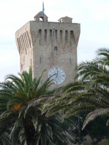 Porto Recanati - ... tra la palme, il Castello Svevo - Porto Recanati