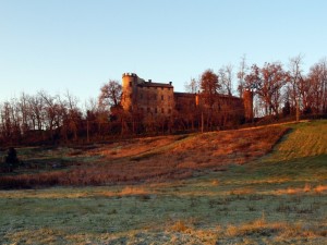 Castello di Castelnovo sotto i primi raggi del sole