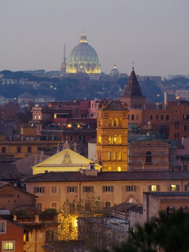 Roma - Il cupolone appena illuminato