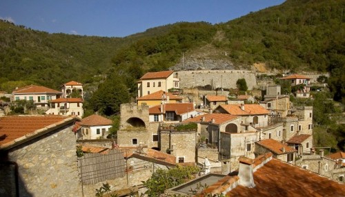 Castelvecchio di Rocca Barbena - Ancora un panorama di Castelvecchio! Castelvecchio di Rocca Barbena - Ancora un panorama di Castelvecchio!