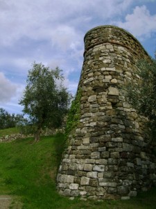 Ai piedi del bastione.