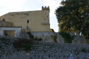 Il lato sinistro del castello di Vacone