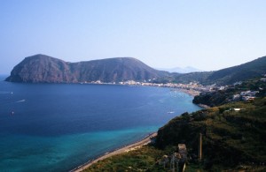 “a Lipari andai a te pensai e questa cartolina ti mandai”