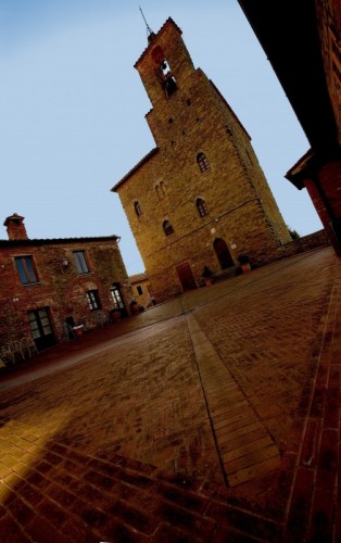 Panicale - Prospettiva spinta su Palazzo del Podestà Panicale - Prospettiva spinta su Palazzo del Podestà