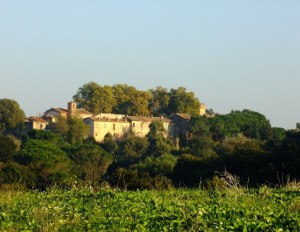 Oltre la collinetta, c’è il borgo