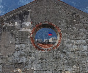 le mura, dal rosone della chiesa terremotata