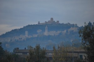 Assisi avvolta dalla nebbia…