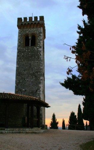Caneva - La Torre all'alba Caneva - La Torre all'alba