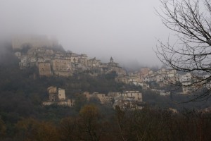 La nebbia che avvolge il paese