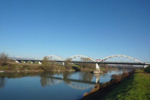 Albaredo d'Adige - Il Ponte con vista sui Monti Lessini....... Albaredo d'Adige - Il Ponte con vista sui Monti Lessini.......
