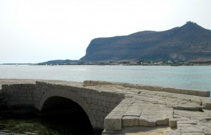 Ponte in pietra a Favignana