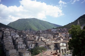 Disteso tra le montagne