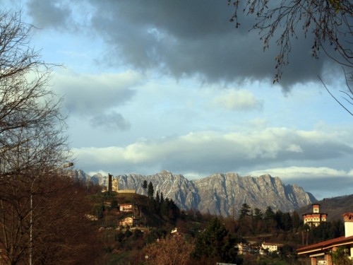 Tarcento - Le colline moreniche e i ruderi del castello Tarcento - Le colline moreniche e i ruderi del castello