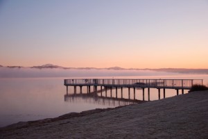 nebbia sul lago di varese all’alba
