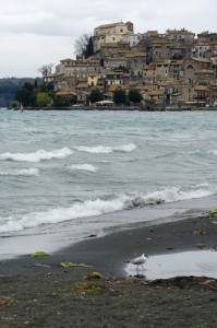 Lungolago spazzato dal vento