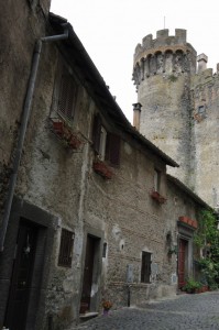 Torre del castello tra le case del borgo