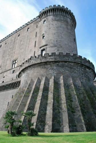 Napoli - una torre del Maschio Angioino