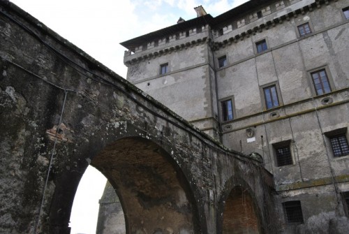 Vignanello - Da sotto il ponte levatoio