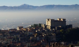 Il paese con i suoi monti, e un filo di nebbia