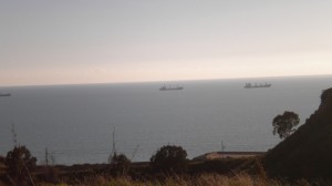 Panorama marino su navi mercantili