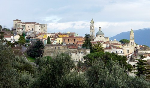 Venafro - I tre Re Magi, tra panorama e castello ci portano commenti, voti e, soprattutto,auguri. Venafro - I tre Re Magi, tra panorama e castello ci portano commenti, voti e, soprattutto,auguri.